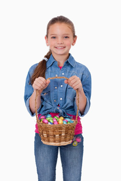 提着一篮彩蛋的快乐女孩