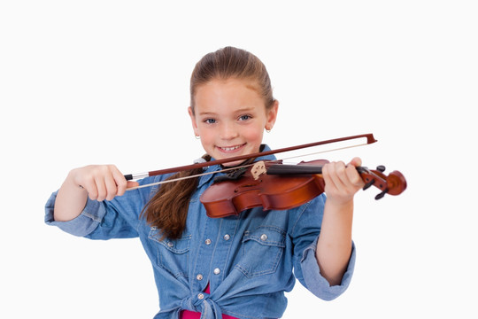 在拉小提琴的女孩