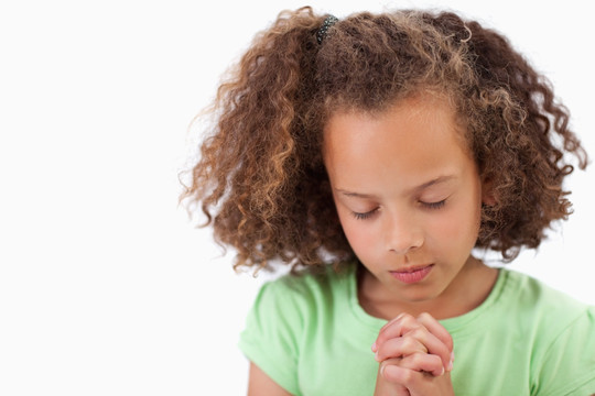 可爱的女孩在祈祷