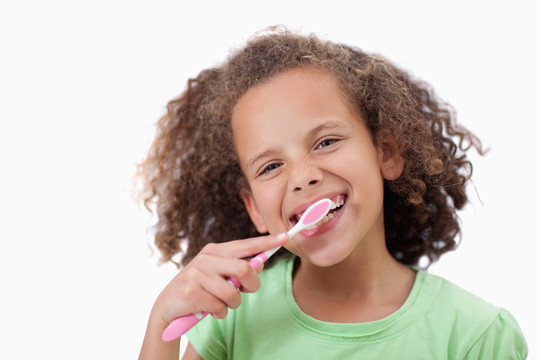 微笑的女孩在刷牙