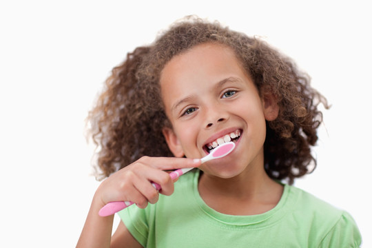 微笑的女孩在刷牙