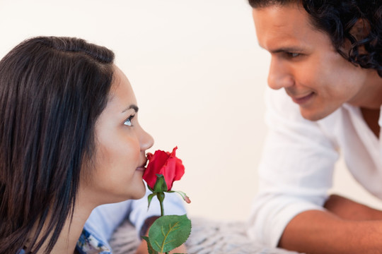 年轻男人送女朋友一朵玫瑰