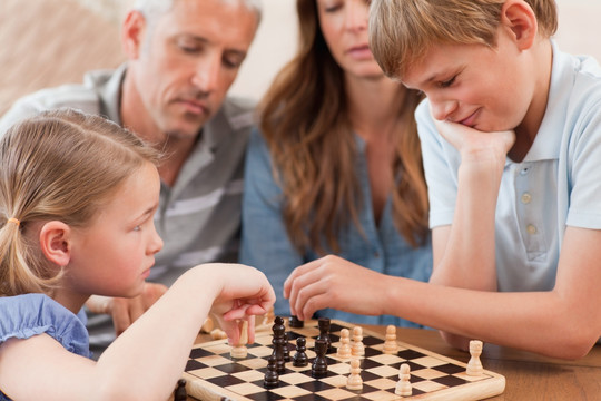 在客厅里下国际象棋的孩子