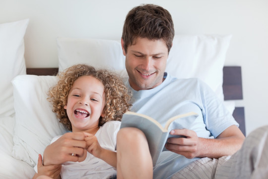 父亲为孩子读睡前故事