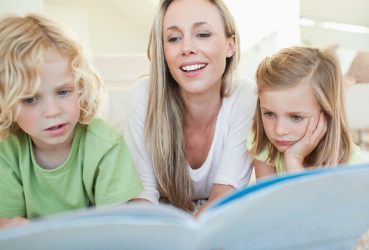 母亲阅读故事给她的孩子们