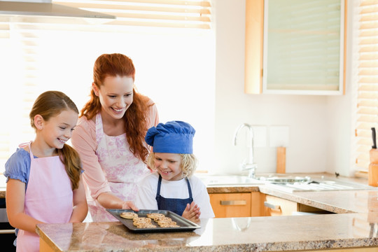 微笑的母亲和孩子们做饼干