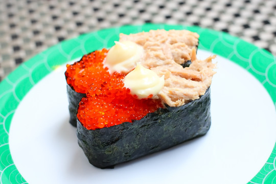 吞拿鱼红蟹籽寿司