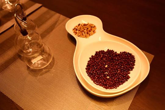 桌上的一盘红豆
