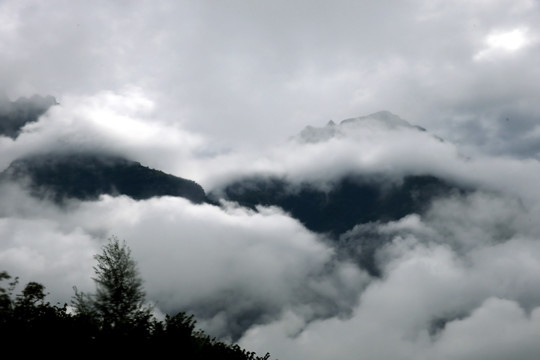 山间云雾 云雾缭绕  大山风景
