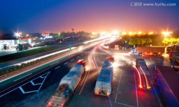 夜间行驶在公路上的货车