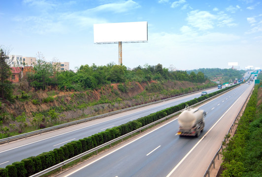 高速公路上的油罐车