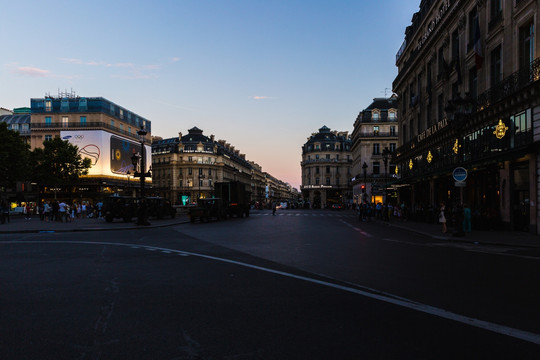 巴黎街头黄昏