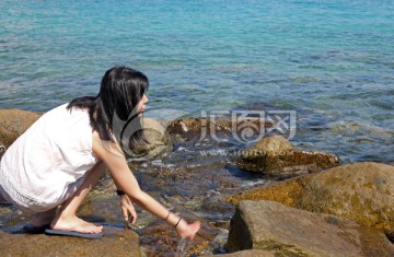 海边玩耍的女孩