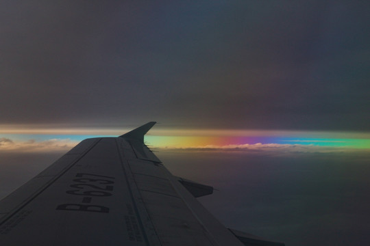 穿越云层时折射的彩虹