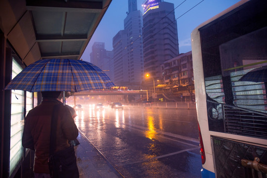 下雨等车