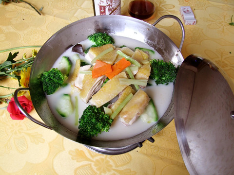 锅仔胜瓜煮咸鸡