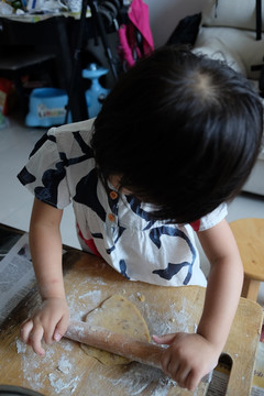 女孩在做饼干