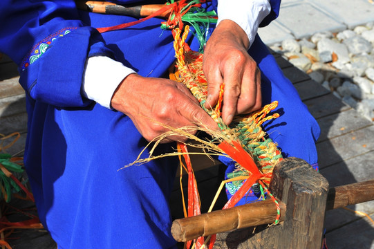 土家族传统工艺草鞋编制