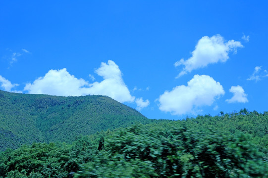 蓝天白云大山