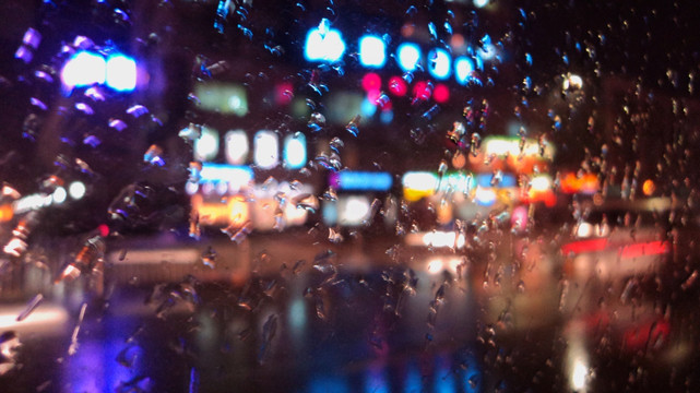 车窗外的雨夜