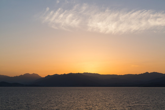 海上日出