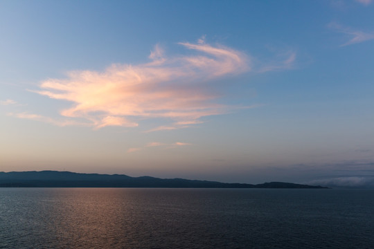 日出前的大海和天空