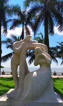 海边情侣雕塑