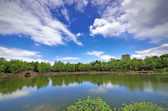 金华月亮湾公园湖泊全景