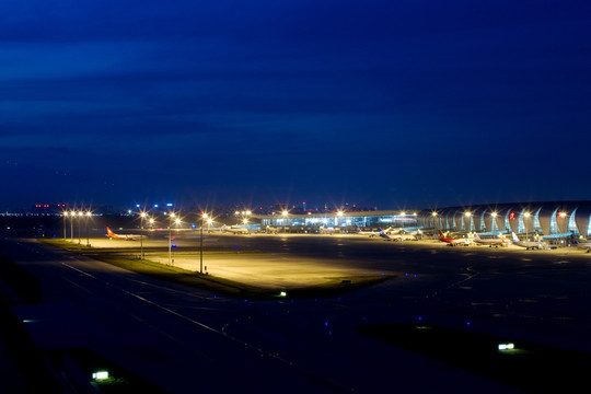 夜色中沈阳机场