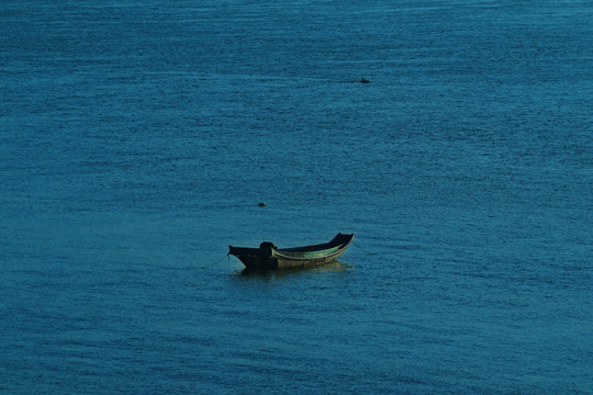 蓝色海中孤独的一艘小船