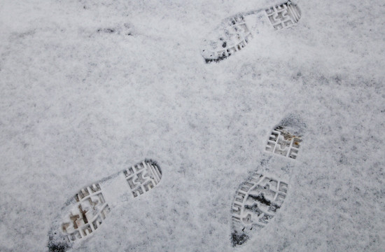 雪地里的脚印