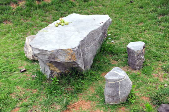 石头  石桌
