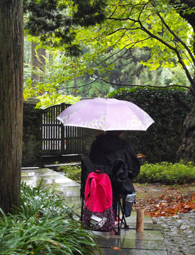 写生的女生 雨中写生人