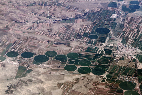 空中俯瞰圆形灌溉农田