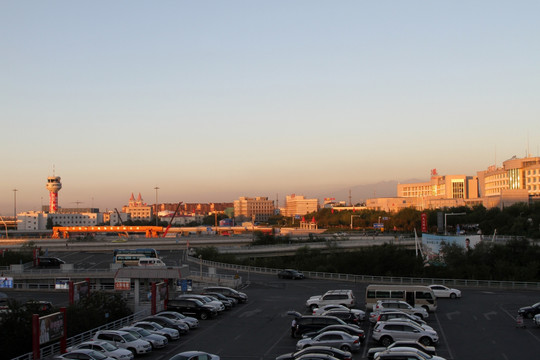 夕阳下的乌鲁木齐机场