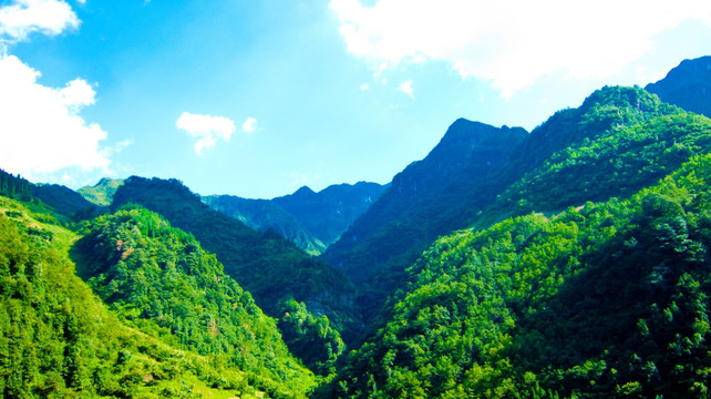 青山耸立 大山