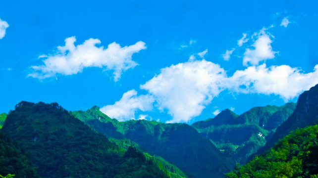 群山矗立 青山