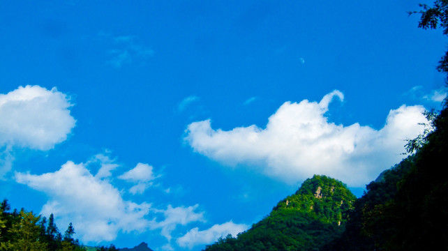 山峰 蓝天白云