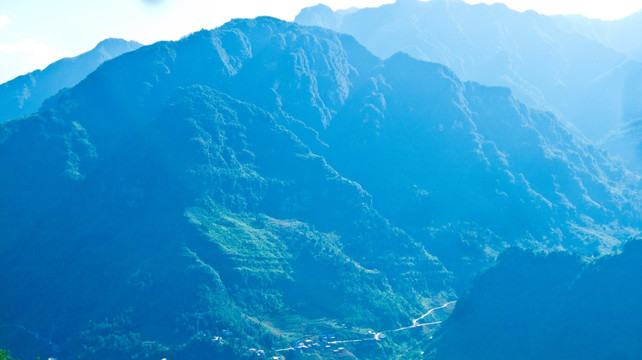 山脚人家 大山