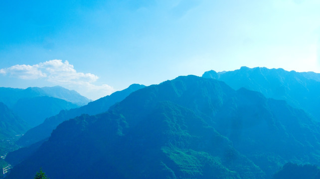 崇山峻岭