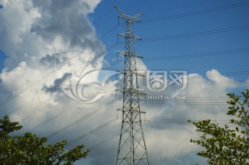 蓝天白云下的高压输电线背景