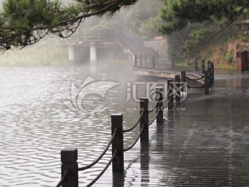 湖畔栈道 雨雾朦胧