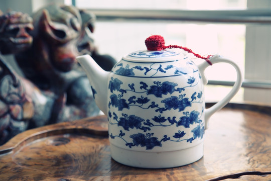 蓝花陶瓷茶壶