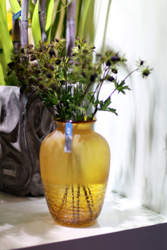 黄色插花瓶