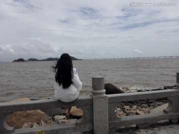 珠海情侣路上的海景背影