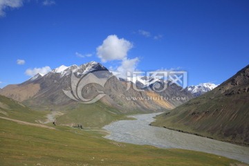 新疆天山冰川河流