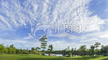广角摄影之蓝天下的高尔夫球场