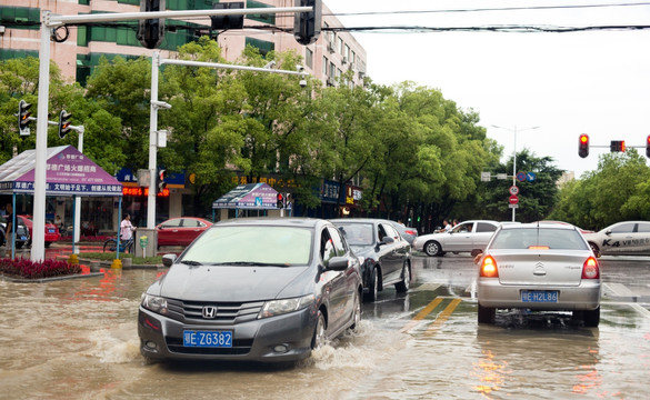 雨后的十字路口