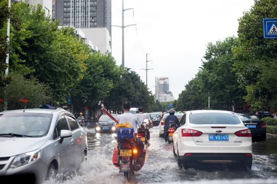 雨后交通