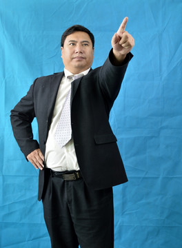 用手指的男人